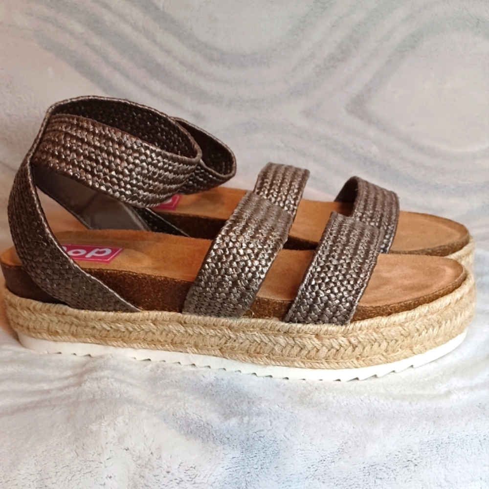 POP Sandals Size 9 In Like New Condition $79 Retail